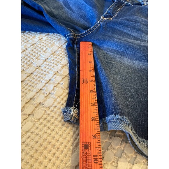 Arizona Jeans Size 13 Womens Denim Distressed Cuffed Shorts Vacation Travel Pool - Picture 4 of 9